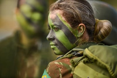 Alistamento Militar Feminino: Mulheres poderão servir à Pátria a partir dos 18 anos Em um marco histórico para a igualdade de gênero no Brasil, o governo federal anunciou que, a partir de 2025, as mulheres poderão se alistar voluntariamente no serviço militar ao completarem 18 anos. — alistamento militar feminino mulheres poderao servir