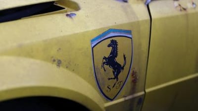 O Futuro da Ferrari: Restauração e Renascimento O novo proprietário, um apaixonado por carros antigos, pretende investir cerca de R$ 1 milhão para restaurar a Ferrari e devolvê-la à sua antiga glória. A restauração completa, que deve levar meses, inclui a remoção da ferrugem, reparo da carroceria, substituição de peças e uma nova pintura. Ferrari Enferrujada é Arrematada por R$ 122 Mil em Leilão em Guarulhos — ferrari enferrujada e arrematada por r