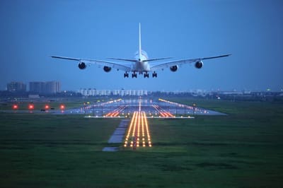 Uma foto aérea do Aeroporto Internacional de Guarulhos, com aviões decolando e pousando em um dia ensolarado. — 175