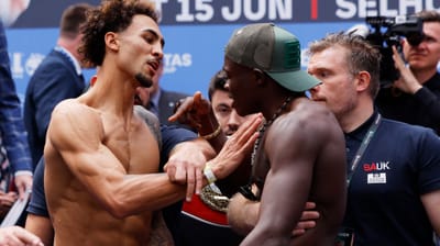 Ben Whittaker e Arenyeka Eworitse Ezra se preparam para o confronto no ringue. Quem levará a melhor nesta luta de boxe? 🥊💥 — 21