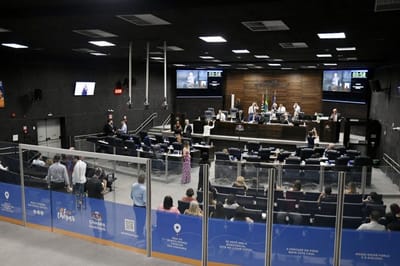 Sessão encerrada por falta de quórum A sessão foi encerrada por volta das 15h30 pelo presidente da Câmara, vereador Ticiano (PSD), por falta de quórum regimental para prosseguir com as votações. Os projetos relacionados voltam à pauta na quarta-feira. — 570