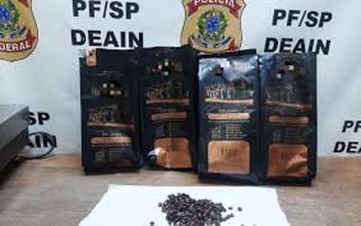 Chinês é preso em flagrante tentando contrabandear ouro para Hong Kong em meio a pacotes de café. — 166