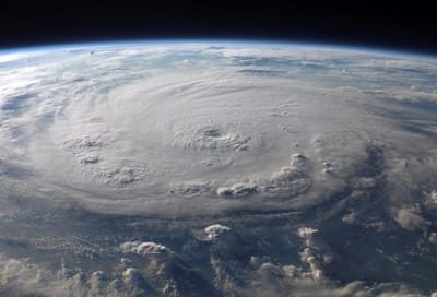 O Furacão Beryl, agora uma perigosa tempestade de categoria 4, ameaça as Ilhas de Barlavento no Caribe com ventos devastadores, chuvas torrenciais e inundações. Saiba como a região se prepara para o impacto. — 28