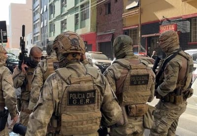 Imagem de guardas-civis metropolitanos em uniforme, realizando patrulhamento na região da Cracolândia. — 25