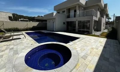 A nova casa é uma mansão localizada em um condomínio de luxo em Atibaia, São Paulo. A compra foi um sonho realizado para Beatriz, que sempre quis proporcionar uma vida melhor para sua família. A casa tem: — 163