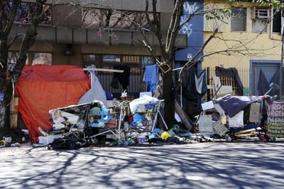 Crise Habitacional: Mais de 160 mil brasileiros vivem em moradias improvisadas — 36