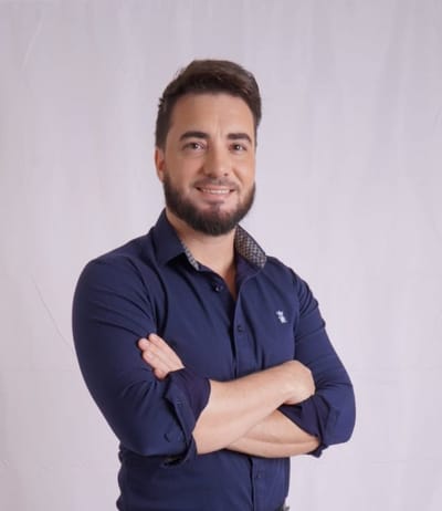 Retrato de Néfi Tales, ex-prefeito de Guarulhos, com um sorriso acolhedor. — 161