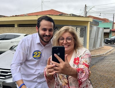 WhatsApp Image 2024 10 27 at 12.33.58 — lucas sanches vota ao lado da