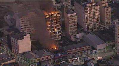 Incêndio na 25 de Março: Bombeiros controlam chamas no centro de São Paulo — 24