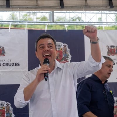 Eli Corrêa Filho entrega 32 casas com energia solar em Mogi das Cruzes - um novo lar para famílias — eli correa filho entrega 32 casas
