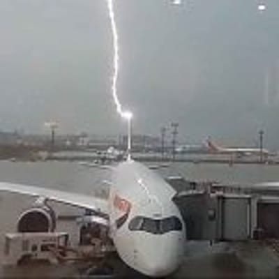 Avião Atingido por Raio em Guarulhos: Voo Atrasa Mais de 6 Horas — aviao atingido por