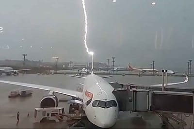 Avião Atingido por Raio em Guarulhos: Voo Atrasa Mais de 6 Horas — 537