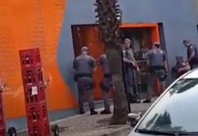 Assalto a banco com reféns no interior de SP: Criminosos se rendem — 23