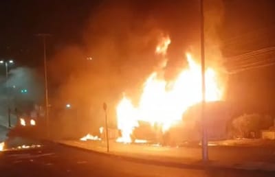 Incêndio destrói ônibus em Guarulhos: Bombeiros controlam as chamas próximo ao aeroporto — 541