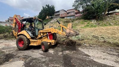 Prefeitura realiza o desassoreamento e roçagem de córrego no Jardim Ponte Alta — 526