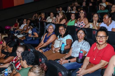 Prefeitura leva 250 idosos do projeto Movimento 60+ ao cinema — 527