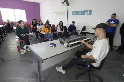 Jovens iniciam curso de canto promovido pela Prefeitura — 514