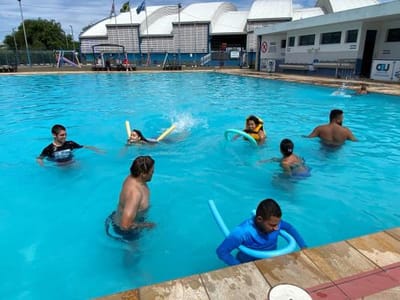 Pessoas com deficiência visual se divertem com caiaque e banho de piscina no CEU Bonsucesso — 518