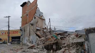 "Prédio de 3 andares desaba em Guarulhos e deixa 20 desalojados; não há feridos" — predio de 3