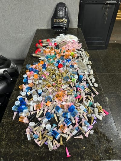 GCM prende traficante com 1,4 kg de entorpecentes na Vila Monteiro Lobato. Agentes da Ronda Ostensiva (Romu) da Guarda Civil Municipal (GCM) de Guarulhos prenderam na madrugada desta quinta-feira (22) um traficante com 1,4 kg de entorpecentes na Passagem Herval do Oeste, na Vila Monteiro Lobato. A equipe de policiamento municipal deparou com o criminoso carregando uma bolsa, cujo interior continha quase 900 embalagens de cocaína e maconha, além de 49 reais em dinheiro. As partes foram encaminhadas ao 1º Distrito Policial e o material submetido à perícia, que constatou 437 embalagens contendo cocaína e 450 com maconha, totalizando 1,4 kg de drogas. Diante disso, o delegado de plantão lavrou auto de prisão em flagrante para o acusado por tráfico de entorpecentes. — 511