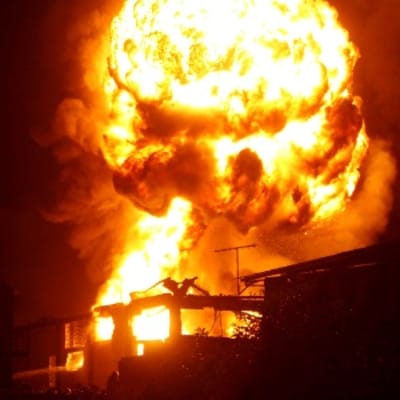 Incêndio Destrói Borracharia no Centro de Guarulhos — 512