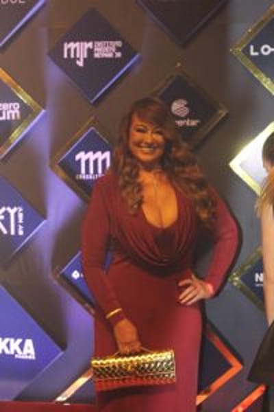 "Nadine de Vermelho: O Look que Esquentou o Dia dos Namorados (e o Coração dos Solteiros!)" — nadine de vermelho o look
