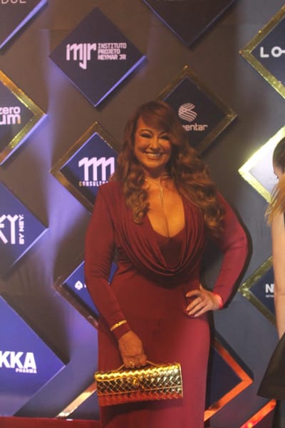 "Nadine de Vermelho: O Look que Esquentou o Dia dos Namorados (e o Coração dos Solteiros!)" — 508