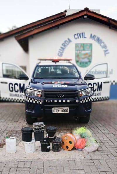 GCM faz operação contra o uso de linha de pipa com cerol no fim de semana pela cidade Agentes da Guarda Civil Municipal (GCM) de Guarulhos fizeram uma operação contra o uso de linha de pipa cortante com cerol ou chilena no fim de semana. As ações ocorreram no sábado (19) e no domingo (20), em bairros distintos como o Parque Continental, Jardim Adriana, Cocaia, Vila Galvão, Jardim São João, Cumbica, dentre outros. Como resultado, apreensões de baldes com mistura de vidro e cola, além de carretilhas de linhas cortantes com cerol e chilena. A GCM informa que ampliou as ações de combate ao uso de linhas cortantes, alertando que Guarulhos tem a Lei n° 7768/2019, que proíbe a comercialização, fabricação e utilização de cerol e linha chilena em pipas. — 21