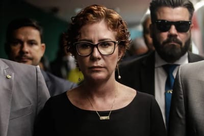 Carla Zambelli Passa Mal em Audiência de Extradição na Itália — 52