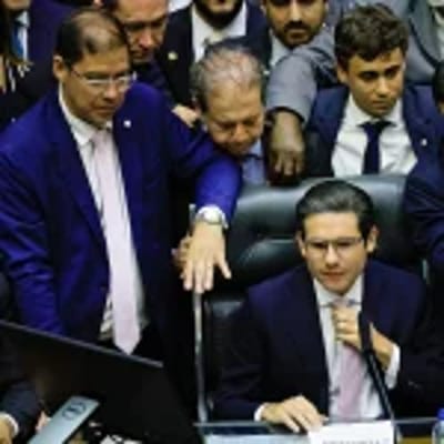 Hugo Motta Envia Pedidos de Cassação Contra Eduardo Bolsonaro e Outros 10 Deputados