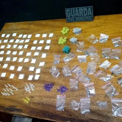 GCM de Guarulhos atua firme contra o trafico e prende dois bandidos com mais de 1.000 porcoes de drogas 1 — gcm de guarulhos prende traficantes e