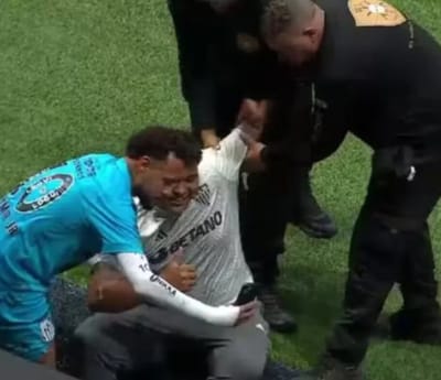 Torcedor do Atlético é Suspenso da Arena MRV Por um Ano Após Invadir Campo Para Foto com Neymar — torcedor do atletico e suspenso da