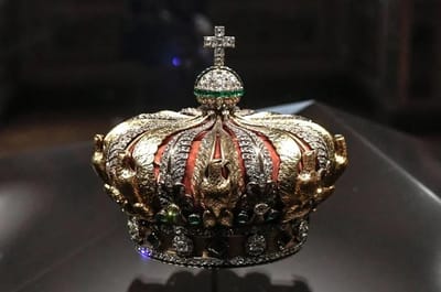 Urgente! Ladrões Invadem o Louvre e Levam Joias Históricas da Monarquia Francesa — urgente ladroes invadem o louvre