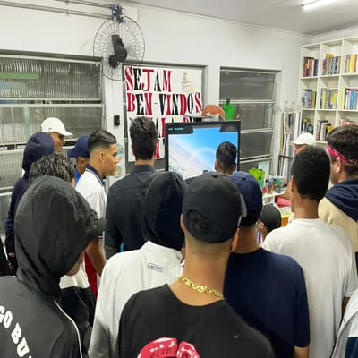 Juventude na Escola Leva Empregabilidade e Simulador de Voo a Alunos em Guarulhos