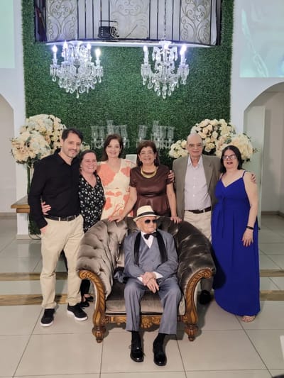 ARMINIO COELHO e seus filhos da esquerda para a direita: Neno, Cláudia, Maria Aparecida, Licia, Toninho e Luiza — 101 anos e vigor de 27