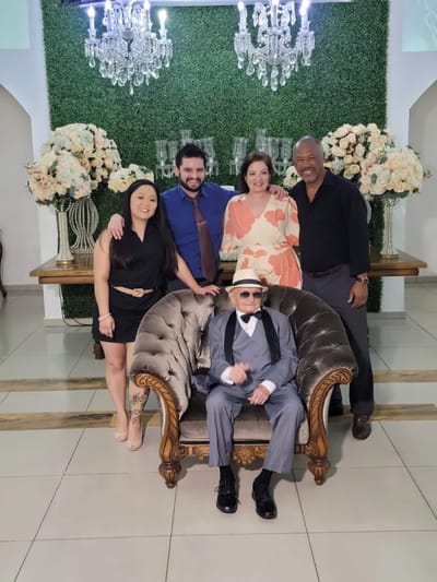 ARMINIO COELHO, Doutora Juliane esposa de seu neto Vinicius. Maria Aparecida, sua filha ao lado do marido, dr. Anizio Pereira, Presidente do Instituto Planeta Terra do Amanhã e autor dos livros DONA ALZIRINHA, A APOSENTADA e PÁ CORDEIRO contra BARATA TUCHA. — 101 anos e vigor de 27