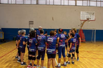 Amistoso de vôlei adaptado reúne 150 atletas da terceira idade no CSE João do Pulo em Guarulhos — amistoso de volei