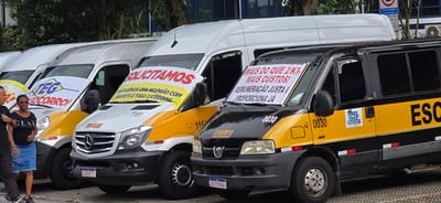Crise na Educação: Mães de autistas e motoristas do TEG protestam no Paço Municipal de Guarulhos por inclusão e repasses — crise na educacao maes