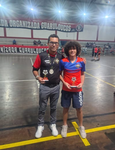 O Motor de um Sonho: Filho de mecânico e capitão nato, jovem promessa de Guarulhos acelera rumo à elite do futebol mundial — o motor de um sonho filho