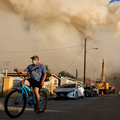 boyle heights warehouse fire spreads smoke across los angeles 1782113472457 — 54