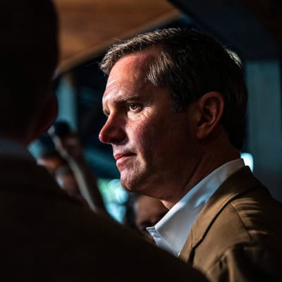 andy beshear olha para a casa branca 1782579677996