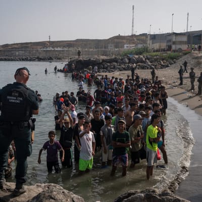 Maioria de Migrantes que Entraram em Território Espanhol Retornam para Marrocos — imagem editorial da cobertura de Brasil e Mundo na Gazeta News Guarulhos — 11