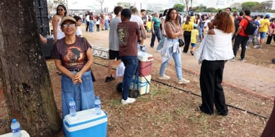 vendedores-ambulantes-trabalham-as-margens-do-desfile-de-7-de-setembro-em-brasil — 37