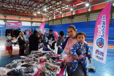 varal-solidario-doa-1-500-pecas-de-roupas-e-calcados-no-jardim-presidente-dutra — 46