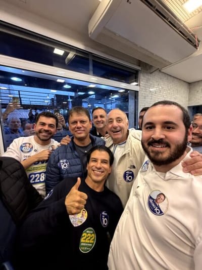Governador de SP Tarcísio de Freitas toma café em padaria de Guarulhos ao lado do prefeito Lucas Sanches e do vereador Ticiano — governador de sp tarcisio
