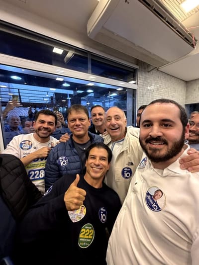 Governador de SP Tarcísio de Freitas toma café em padaria de Guarulhos ao lado do prefeito Lucas Sanches e do vereador Ticiano — 69