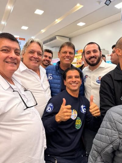 Governador de SP Tarcísio de Freitas toma café em padaria de Guarulhos ao lado do prefeito Lucas Sanches e do vereador Ticiano — governador de sp tarcisio
