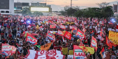 milhares-de-estudantes-se-manifestam-em-brasilia-em-apoio-a-lula — 25