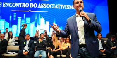 flavio-bolsonaro-visita-pai-em-prisao-domiciliar-e-recebe-apoios-em-sp — 25