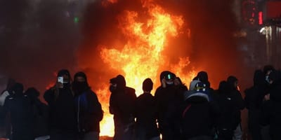tensoes-crescem-na-franca-apos-protestos-violentos-e-macron-fara-pronunciamento — 5